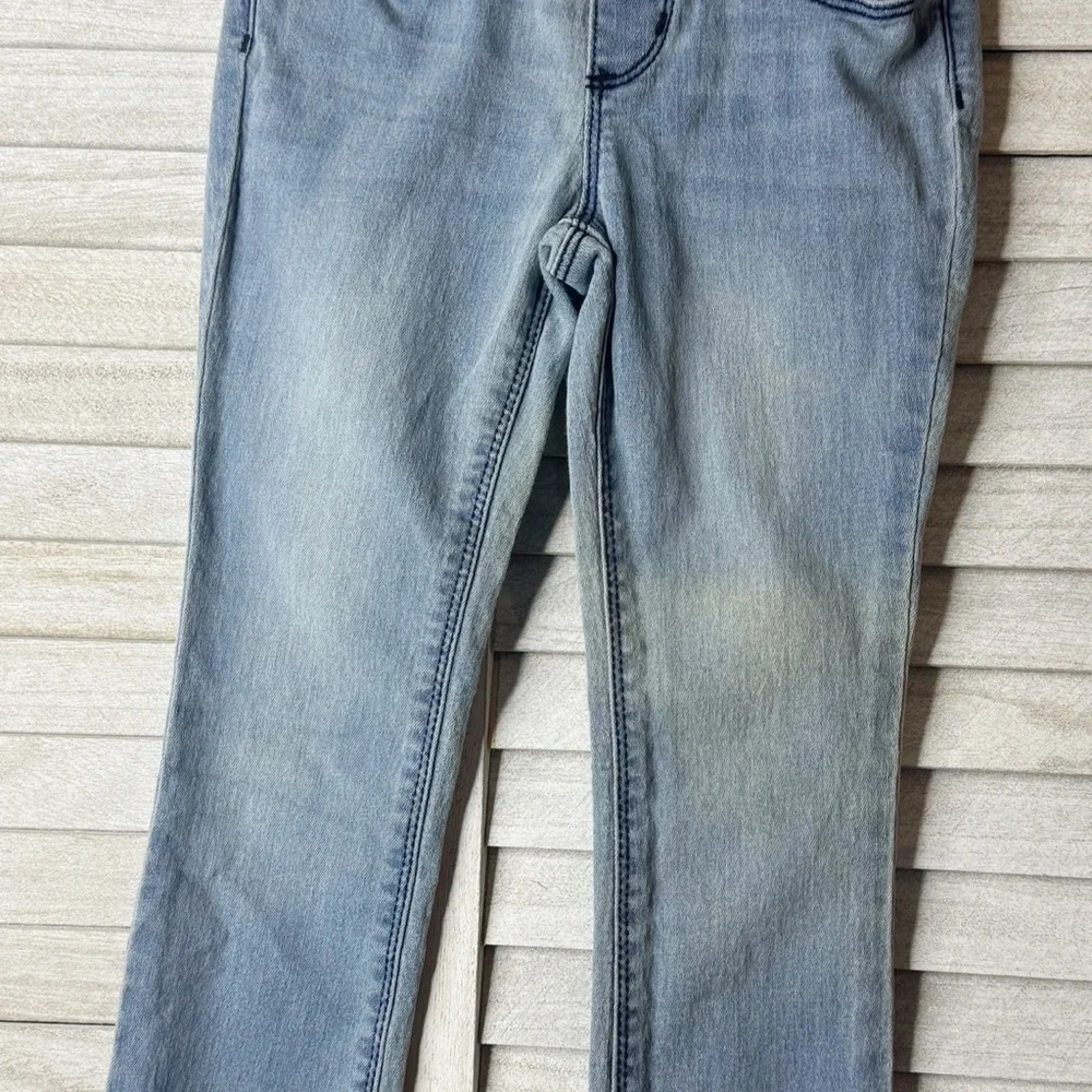 Light Blue Jeans. Gymboree Jeggins. Size 5t. Light wash throughout. Great cond.